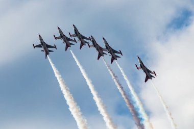 Kecskemet, Macaristan - 27 Ağustos 2021: Türk Hava Kuvvetleri F-5 savaş uçağı. Türk Yıldızları akrobatik takımı. Havacılık ve uçak. Uç ve uç.