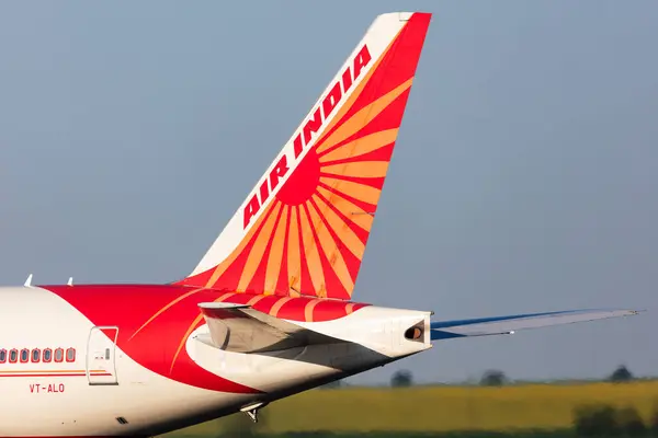 Viyana, Avusturya - 2 Mayıs 2025: Viyana Havaalanı 'ndaki Air India Boeing 777-300ER yolcu uçağı. Havacılık ve uçak. Hava taşımacılığı ve seyahat. Uç ve uç.