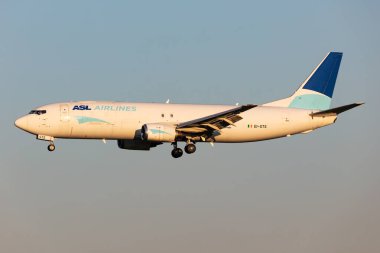 Viyana, Avusturya - 2 Mayıs 2025: ASL Airlines Boeing 737-400 kargo uçağı havaalanında. Havacılık ve uçak. Hava taşımacılığı ve taşımacılığı. Uç ve uç.