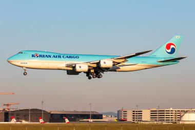 Viyana, Avusturya - 2 Mayıs 2025: Kore Hava Boeing 747-8 kargo uçağı havaalanında. Havacılık ve uçak. Hava taşımacılığı ve taşımacılığı. Uç ve uç.
