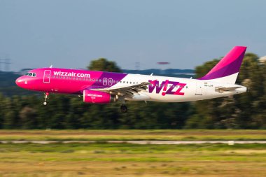 Budapeşte, Macaristan - 2 Ağustos 2014: Wizz Air yolcu uçağı havaalanında. Uçuş planını ayarlayın. Havacılık ve uçak. Hava ulaşımı. Küresel uluslararası ulaşım. Uç ve uç.