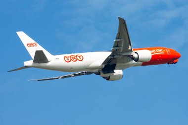 Hong Kong, Çin - 17 Kasım 2013: Havaalanında TNT Havayolları kargo uçağı. Hava nakliyesi ve nakliyesi. Havacılık ve uçak. Ulaşım endüstrisi. Küresel uluslararası ulaşım. Uç ve uç.