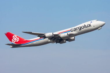 Hong Kong, Çin - 17 Kasım 2013: Cargolux kargo uçağı havaalanında. Hava nakliyesi ve nakliyesi. Havacılık ve uçak. Ulaşım endüstrisi. Küresel uluslararası ulaşım. Uç ve uç.