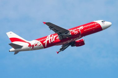 Hong Kong, Çin - 17 Kasım 2013: AirAsia yolcu uçağı havaalanında. Uçuş planını ayarlayın. Havacılık ve uçak. Hava ulaşımı. Küresel uluslararası ulaşım. Uç ve uç.