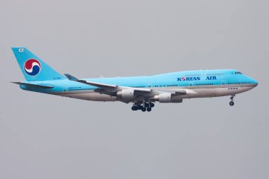 Hong Kong, Çin - 21 Kasım 2013: Kore Havaalanında yolcu uçağı. Uçuş planını ayarlayın. Havacılık ve uçak. Hava ulaşımı. Küresel uluslararası ulaşım. Uç ve uç.