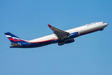 Hong Kong, Çin - 17 Kasım 2013: Havaalanındaki Aeroflot yolcu uçağı. Uçuş planını ayarlayın. Havacılık ve uçak. Hava ulaşımı. Küresel uluslararası ulaşım. Uç ve uç.