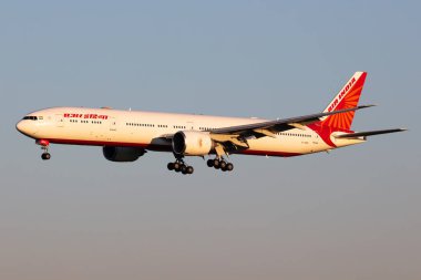 Viyana, Avusturya - 2 Mayıs 2025: Viyana Havaalanı 'ndaki Air India Boeing 777-300ER yolcu uçağı. Havacılık ve uçak. Hava taşımacılığı ve seyahat. Uç ve uç.