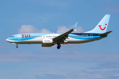 Amsterdam, Hollanda - 3 Temmuz 2017: Havaalanında TUI Tuifly yolcu uçağı. Uçuş planını ayarlayın. Havacılık ve uçak. Hava ulaşımı. Küresel uluslararası ulaşım. Uç ve uç.