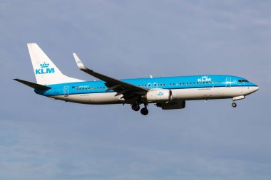 Amsterdam / Hollanda - 4 Temmuz 2017: KLM Hollanda Kraliyet Havayolları Boeing 737-800 PH-BXC yolcu uçağı Amsterdam Schipol Havaalanına iniş yaptı
