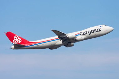 Hong Kong, Çin - 17 Kasım 2013: Cargolux kargo uçağı havaalanında. Hava nakliyesi ve nakliyesi. Havacılık ve uçak. Ulaşım endüstrisi. Küresel uluslararası ulaşım. Uç ve uç.