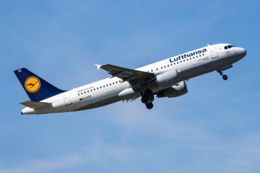 Münih, Almanya - 30 Ağustos 2016: Lufthansa yolcu uçağı havaalanında. Uçuş planını ayarlayın. Havacılık ve uçak. Hava ulaşımı. Küresel uluslararası ulaşım. Uç ve uç.