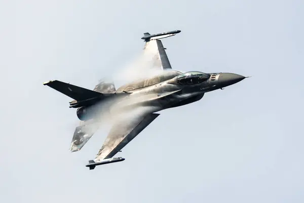 Radom, Polonya - 27 Ağustos 2023: Yunan Hava Kuvvetleri Lockheed F-16 Falcon savaş uçağı uçuşu. Havacılık ve askeri uçak.