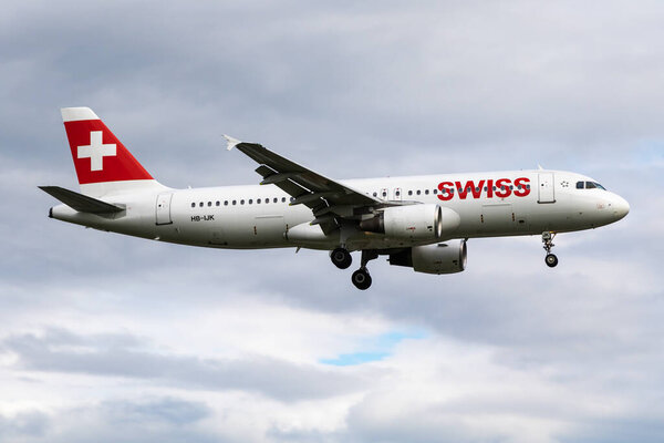 Гамбург, Германия - 5 июля 2017 года: пассажирский самолет Swiss International Airlines в аэропорту. Расписание полета. Авиация и авиация. Воздушный транспорт. Глобальные международные перевозки. Летать и летать.