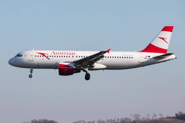 Viyana, Avusturya - 5 Aralık 2024: Avusturya Havayolları Airbus A320 yolcu uçağı havaalanında. Havacılık ve uçak. Hava taşımacılığı ve seyahat. Uç ve uç.