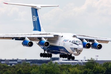 Bratislava, Slovakya - 28 Mayıs 2025: İpek Yolu Havayolları İlyuşin Il-76TD kargo uçağı havaalanında. Havacılık ve uçak. Hava taşımacılığı ve taşımacılığı. Uç ve uç.