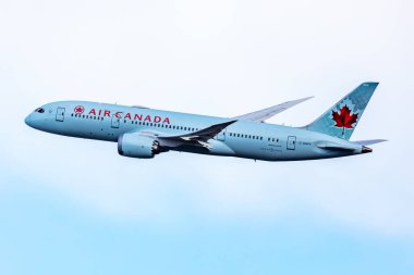 Viyana, Avusturya - 4 Ocak 2024: Air Canada Boeing 787-8 Dreamliner yolcu uçağı havaalanında. Havacılık ve uçak. Hava taşımacılığı ve seyahat. Uç ve uç.