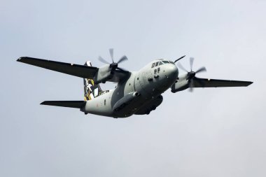 Zeltweg, Avusturya - 7 Eylül 2024: İtalyan Hava Kuvvetleri Leonardo C-27J Sparta askeri nakliye uçağı hava üssünde. Hava Kuvvetleri uçuş operasyonu. Havacılık ve uçak. Hava kaldırma. Uç ve uç.