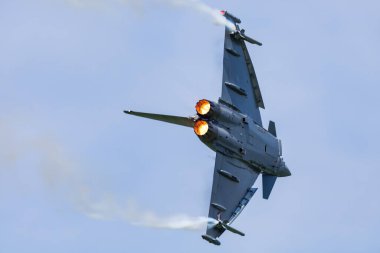 Zeltweg, Avusturya - 3 Eylül 2016: Avusturya Hava Kuvvetleri Eurofighter Typhoon savaş uçağı hava üssünde. Uçak uçuş manevrası. Uçuş operasyonu. Askeri havacılık endüstrisi. Hava savunması.