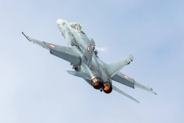 Zeltweg, Avusturya - 7 Eylül 2024: İsviçre Hava Kuvvetleri Boeing F-18 Hornet savaş uçağı hava üssünde. Uçak uçuş manevrası. Uçuş operasyonu. Askeri havacılık. Hava savunması.
