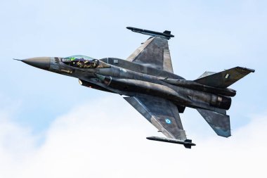 Radom, Polonya - 27 Ağustos 2023: Yunan Hava Kuvvetleri Lockheed F-16 Falcon savaş uçağı uçuşu. Havacılık ve askeri uçak.