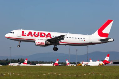 Viyana, Avusturya - 2 Mayıs 2025: Lauda Airbus A320 yolcu uçağı Viyana Havaalanında. Havacılık ve uçak. Hava taşımacılığı ve seyahat. Uç ve uç.
