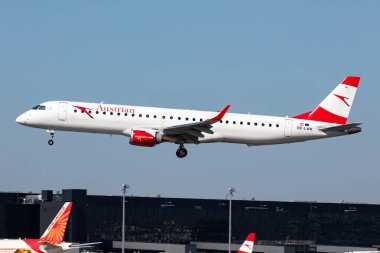 Viyana, Avusturya - 2 Mayıs 2025: Avusturya Havayolları Embraer ERJ-195 E195 yolcu uçağı Viyana Havaalanında. Havacılık ve uçak. Hava taşımacılığı ve seyahat. Uç ve uç.