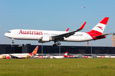 Viyana, Avusturya - 2 Mayıs 2025: Avusturya Havayolları Boeing 767-300 yolcu uçağı Viyana Havaalanında. Havacılık ve uçak. Hava taşımacılığı ve seyahat. Uç ve uç.