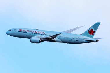 Viyana, Avusturya - 4 Ocak 2024: Air Canada Boeing 787-8 Dreamliner yolcu uçağı havaalanında. Havacılık ve uçak. Hava taşımacılığı ve seyahat. Uç ve uç.