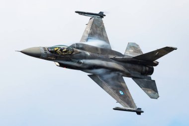 Radom, Polonya - 27 Ağustos 2023: Yunan Hava Kuvvetleri Lockheed F-16 Falcon savaş uçağı uçuşu. Havacılık ve askeri uçak.