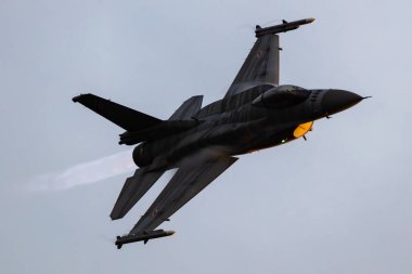 Radom, Polonya - 26 Ağustos 2023: Polonya Hava Kuvvetleri Lockheed F-16 Falcon savaş uçağı uçuşu. Havacılık ve askeri uçak.