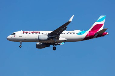 Budapeşte / Macaristan - 9 Mart 2020: Eurowings Airbus A320 D-AIZU yolcu uçağı Budapeşte Havalimanı 'na iniş yaptı