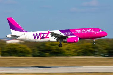 Budapeşte, Macaristan - 17 Ekim 2021: Wizz Air Airbus A320 yolcu uçağı havaalanında. Havacılık ve uçak. Hava taşımacılığı ve seyahat. Uluslararası ulaşım. Uç ve uç.