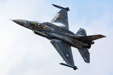 Radom, Polonya - 27 Ağustos 2023: Yunan Hava Kuvvetleri Lockheed F-16 Falcon savaş uçağı uçuşu. Havacılık ve askeri uçak.