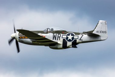 Zeltweg, Avusturya - 7 Eylül 2024: Kuzey Amerika P-51 Mustang eski zaman kuşu. Hava gösterisi. Eski bir savaş uçağı. Uç ve uç.
