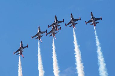 Kecskemet, Macaristan - 27 Ağustos 2021: Türk Hava Kuvvetleri F-5 savaş uçağı. Türk Yıldızları akrobatik takımı. Havacılık ve uçak. Uç ve uç.