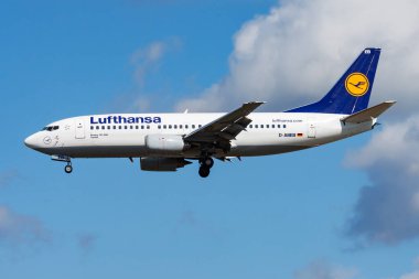 Frankfurt, Almanya - 12 Ağustos 2014: Lufthansa yolcu uçağı havaalanında. Uçuş planını ayarlayın. Havacılık ve uçak. Hava ulaşımı. Küresel uluslararası ulaşım. Uç ve uç.
