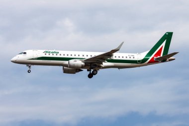 Frankfurt, Almanya - 13 Ağustos 2014: Alitalia yolcu uçağı havaalanında. Uçuş planını ayarlayın. Havacılık ve uçak. Hava ulaşımı. Küresel uluslararası ulaşım. Uç ve uç.