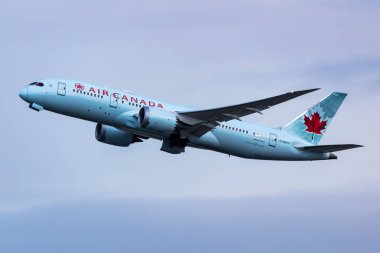 Viyana, Avusturya - 4 Ocak 2024: Air Canada Boeing 787-8 Dreamliner yolcu uçağı havaalanında. Havacılık ve uçak. Hava taşımacılığı ve seyahat. Uç ve uç.
