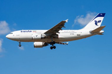 Budapeşte, Macaristan - 1 Temmuz 2014: İran Havaalanı 'nda yolcu uçağı. Uçuş planını ayarlayın. Havacılık ve uçak. Hava ulaşımı. Küresel uluslararası ulaşım. Uç ve uç.