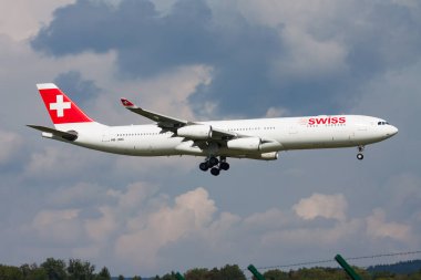 Zürih, İsviçre - 9 Eylül 2014: İsviçre Uluslararası Havayolları yolcu uçağı havaalanında. Uçuş planını ayarlayın. Havacılık ve uçak. Hava ulaşımı. Küresel uluslararası ulaşım. Uç ve uç.