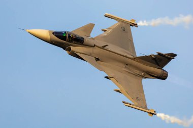 Radom, Polonya - 28 Ağustos 2025 İsveç Hava Kuvvetleri SAAB JAS 39 Gripen savaş uçağı. Uçuş operasyonu. Askeri havacılık. Hava savunması.