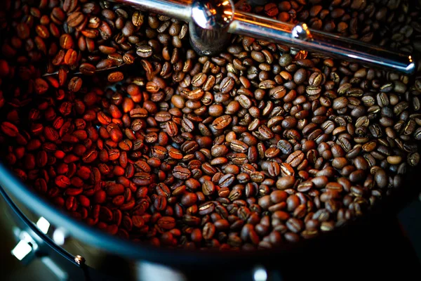 咖啡豆在咖啡机里是有限的 用红色 褐色和黑色的人造光混合谷物 — 图库照片