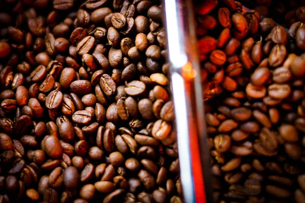 Ziarna Kawy Ograniczone Ekspresie Kawy Mieszanie Ziaren Sztucznym Światłem Czerwieni — Zdjęcie stockowe