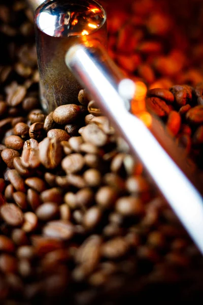 咖啡豆在咖啡机里是有限的 用红色 褐色和黑色的人造光混合谷物 — 图库照片