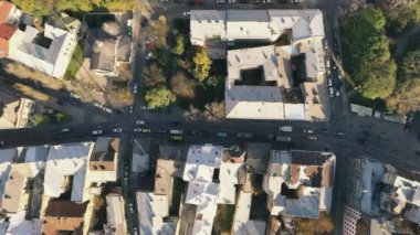 Kuş bakışı bakışıyla eski şehir Lviv. Avrupa şehrinin antik sokakları.