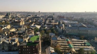 Kuş bakışı bakışıyla eski şehir Lviv. Eski Avrupa şehrinin Panoraması.