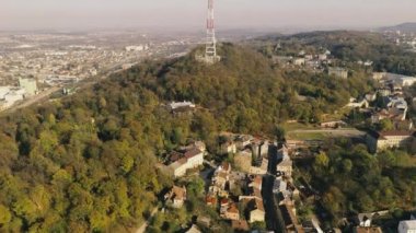 Kuş bakışı bakışıyla eski şehir Lviv. Eski Avrupa şehrinin Panoraması.