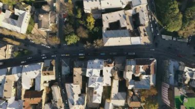 Lviv, bir Avrupa şehrinin eski caddeleri arasında modern evler.