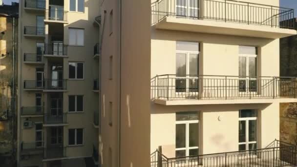 Lviv Rumah Rumah Modern Antara Jalan Jalan Tua Kota Eropa — Stok Video