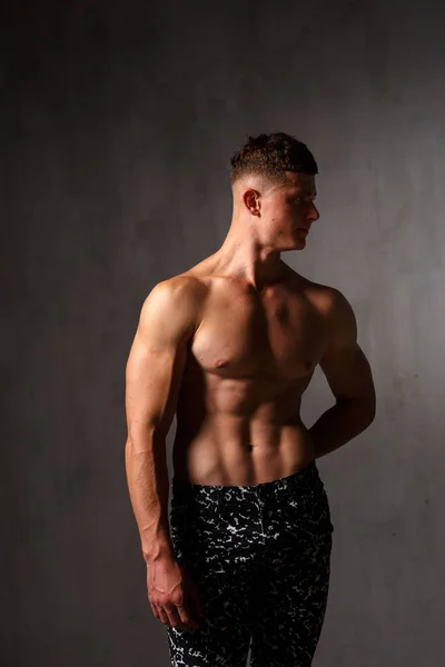 Bodybuilder Studio Mit Kurzhanteln Und Stuhl Mit Nacktem Oberkörper Auf — Stockfoto